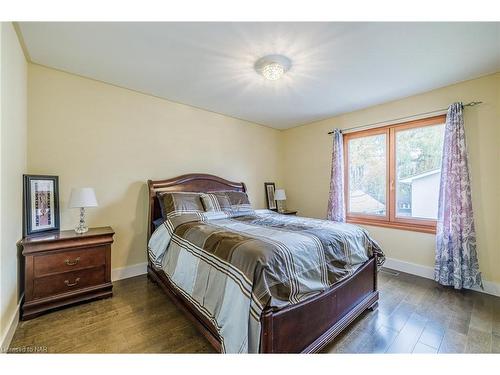 340 Oxford Avenue, Crystal Beach, ON - Indoor Photo Showing Bedroom