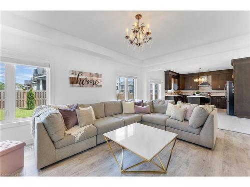 133 Lametti Drive N, Fonthill, ON - Indoor Photo Showing Living Room