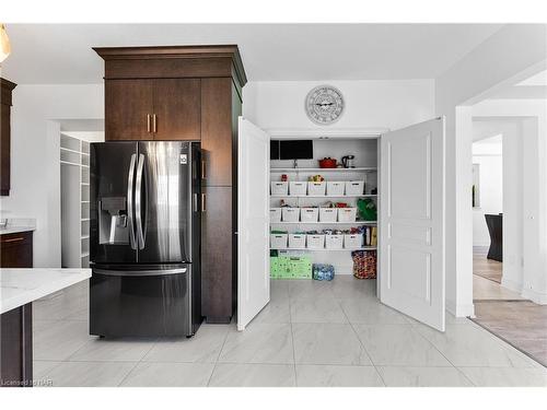 133 Lametti Drive N, Fonthill, ON - Indoor Photo Showing Kitchen