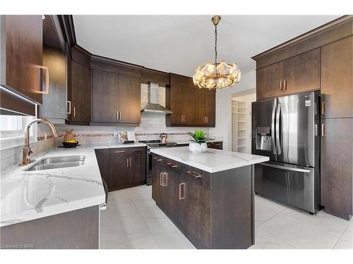 133 Lametti Drive N, Fonthill, ON - Indoor Photo Showing Kitchen With Double Sink