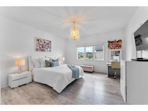 133 Lametti Drive N, Fonthill, ON - Indoor Photo Showing Bedroom