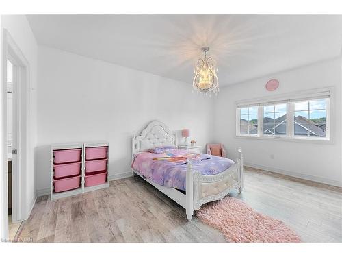 133 Lametti Drive N, Fonthill, ON - Indoor Photo Showing Bedroom