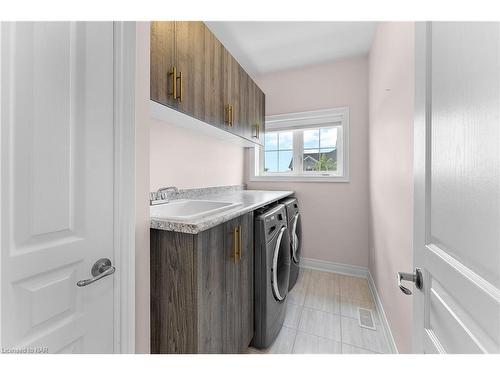 133 Lametti Drive N, Fonthill, ON - Indoor Photo Showing Laundry Room