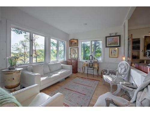 4905 North Forest Road, Ridgeway, ON - Indoor Photo Showing Living Room