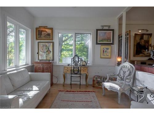 4905 North Forest Road, Ridgeway, ON - Indoor Photo Showing Living Room