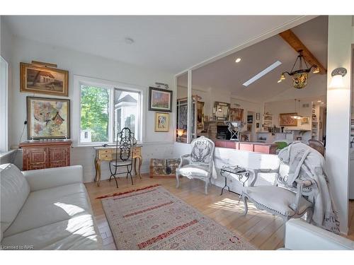 4905 North Forest Road, Ridgeway, ON - Indoor Photo Showing Living Room