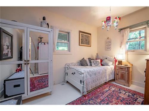 4905 North Forest Road, Ridgeway, ON - Indoor Photo Showing Bedroom