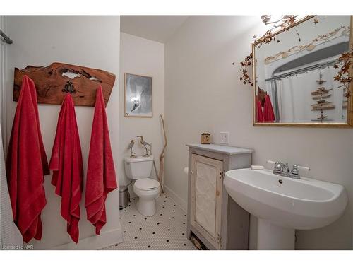 4905 North Forest Road, Ridgeway, ON - Indoor Photo Showing Bathroom