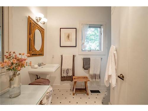 4905 North Forest Road, Ridgeway, ON - Indoor Photo Showing Bathroom