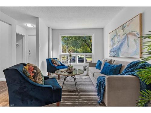 52 Silvan Drive, Welland, ON - Indoor Photo Showing Living Room