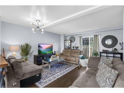 75-8141 Coventry Road, Niagara Falls, ON - Indoor Photo Showing Living Room