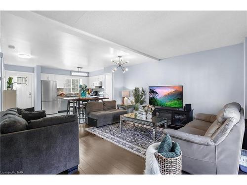 75-8141 Coventry Road, Niagara Falls, ON - Indoor Photo Showing Living Room