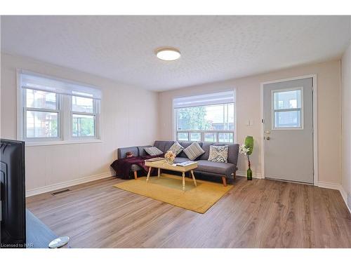 112 Rykert Street, St. Catharines, ON - Indoor Photo Showing Living Room