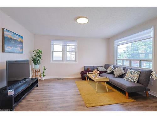 112 Rykert Street, St. Catharines, ON - Indoor Photo Showing Living Room