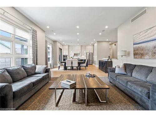 13 Francesco Crescent, St. Catharines, ON - Indoor Photo Showing Living Room