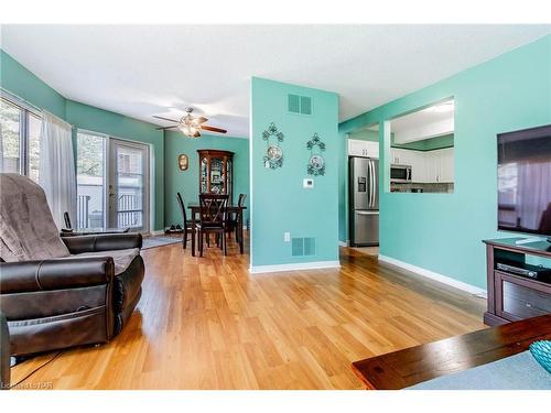 1-174 Martindale Road, St. Catharines, ON - Indoor Photo Showing Living Room