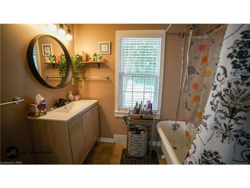 248 Niagara Street, St. Catharines, ON - Indoor Photo Showing Bathroom