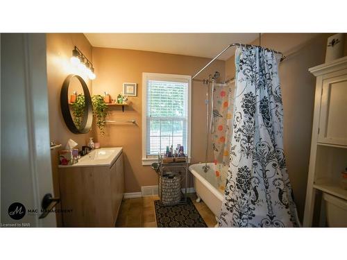 248 Niagara Street, St. Catharines, ON - Indoor Photo Showing Bathroom