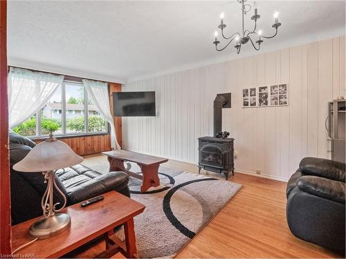 962 Parkdale Avenue, Fort Erie, ON - Indoor Photo Showing Living Room