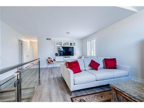 118 Colbeck Drive, Welland, ON - Indoor Photo Showing Living Room