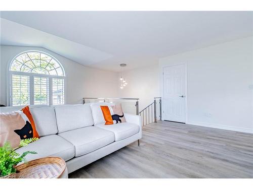 118 Colbeck Drive, Welland, ON - Indoor Photo Showing Living Room