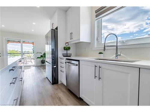 118 Colbeck Drive, Welland, ON - Indoor Photo Showing Kitchen With Upgraded Kitchen