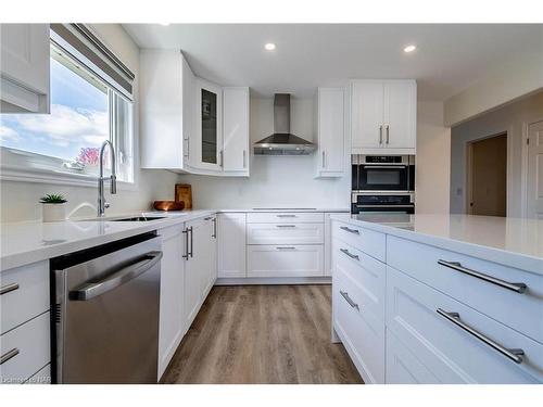 118 Colbeck Drive, Welland, ON - Indoor Photo Showing Kitchen With Upgraded Kitchen