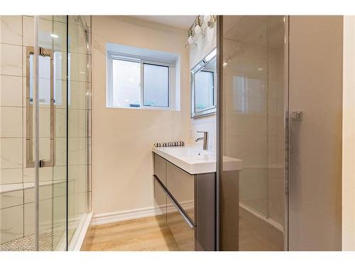 118 Colbeck Drive, Welland, ON - Indoor Photo Showing Bathroom