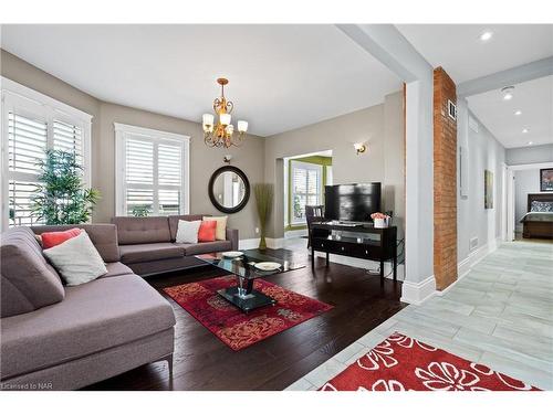 3844 Chippawa Parkway, Niagara Falls, ON - Indoor Photo Showing Living Room