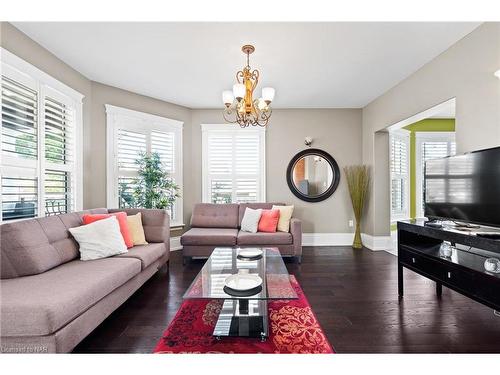 3844 Chippawa Parkway, Niagara Falls, ON - Indoor Photo Showing Living Room