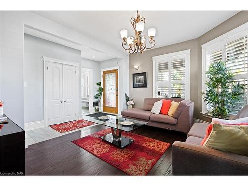 3844 Chippawa Parkway, Niagara Falls, ON - Indoor Photo Showing Living Room