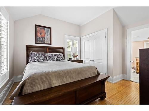 3844 Chippawa Parkway, Niagara Falls, ON - Indoor Photo Showing Bedroom