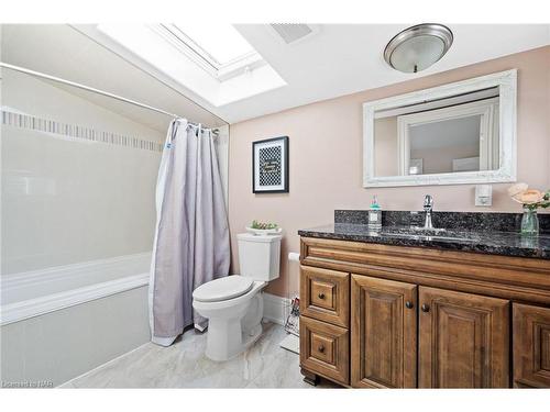 3844 Chippawa Parkway, Niagara Falls, ON - Indoor Photo Showing Bathroom