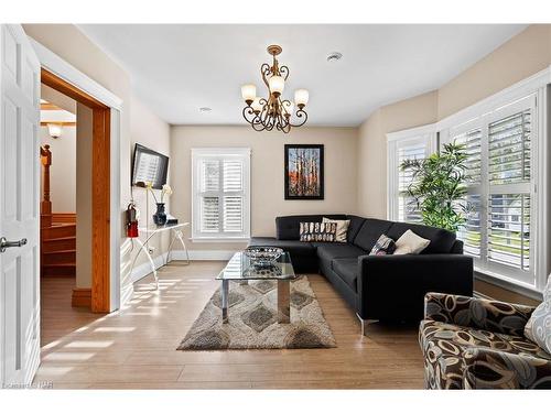 3844 Chippawa Parkway, Niagara Falls, ON - Indoor Photo Showing Living Room