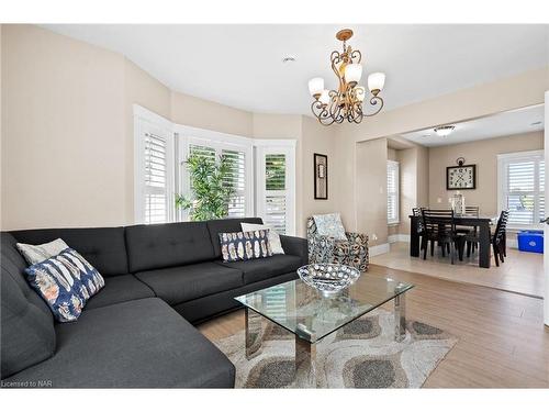 3844 Chippawa Parkway, Niagara Falls, ON - Indoor Photo Showing Living Room