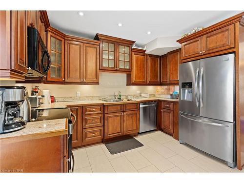 3844 Chippawa Parkway, Niagara Falls, ON - Indoor Photo Showing Kitchen With Double Sink