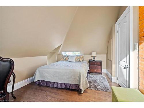 3844 Chippawa Parkway, Niagara Falls, ON - Indoor Photo Showing Bedroom