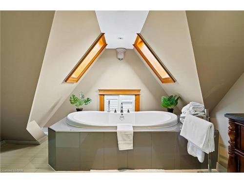 3844 Chippawa Parkway, Niagara Falls, ON - Indoor Photo Showing Bathroom