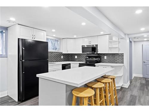 3844 Chippawa Parkway, Niagara Falls, ON - Indoor Photo Showing Kitchen