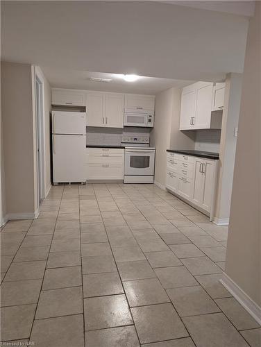 Lower-68 1/2 Pine Street S, Thorold, ON - Indoor Photo Showing Kitchen