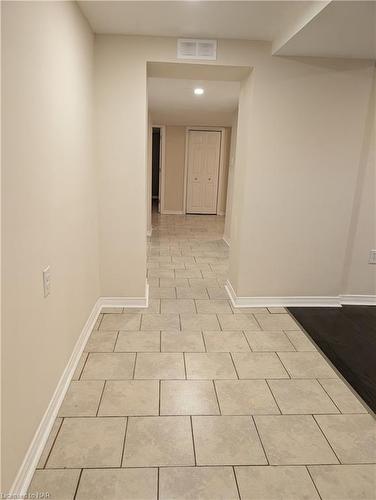 Lower-68 1/2 Pine Street S, Thorold, ON - Indoor Photo Showing Other Room