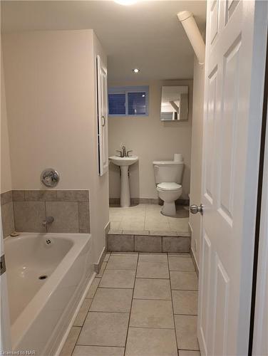 Lower-68 1/2 Pine Street S, Thorold, ON - Indoor Photo Showing Bathroom