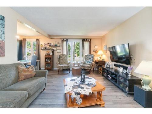 262 First Avenue, Welland, ON - Indoor Photo Showing Living Room