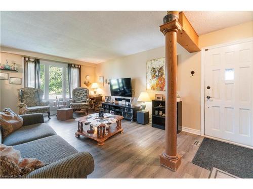 262 First Avenue, Welland, ON - Indoor Photo Showing Living Room