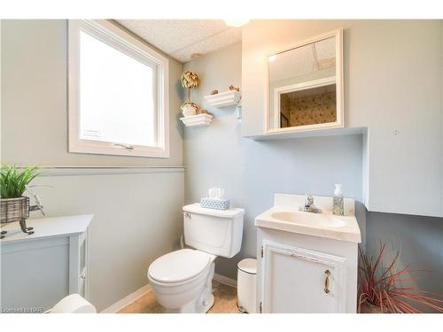 262 First Avenue, Welland, ON - Indoor Photo Showing Bathroom