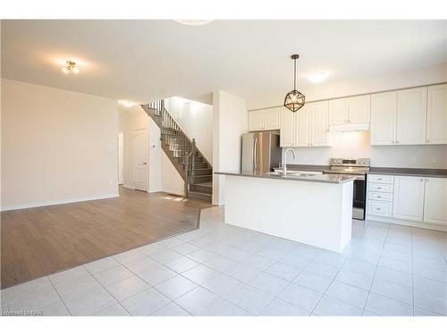 8767 Sourgum Avenue, Niagara Falls, ON - Indoor Photo Showing Kitchen