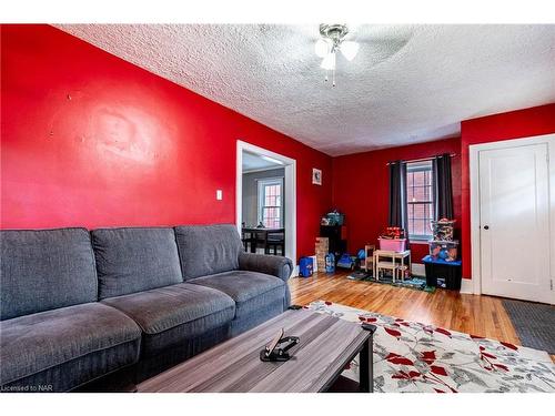 93 Griffith Street, Welland, ON - Indoor Photo Showing Living Room