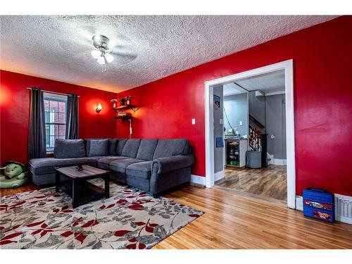 93 Griffith Street, Welland, ON - Indoor Photo Showing Living Room