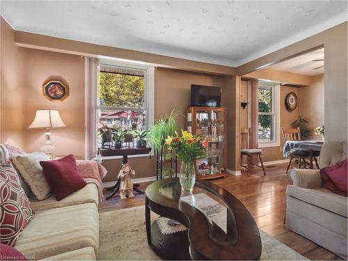 7076 Jill Drive, Niagara Falls, ON - Indoor Photo Showing Living Room