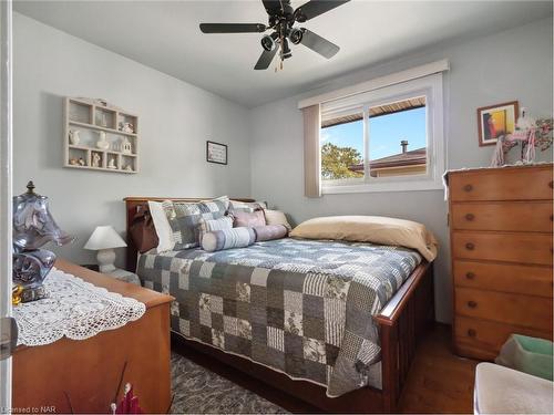 7076 Jill Drive, Niagara Falls, ON - Indoor Photo Showing Bedroom